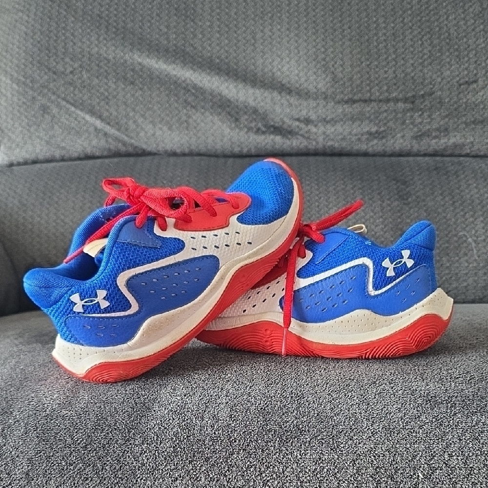 Under Armour Kids (2.5y) Sneakers in Blue and Red